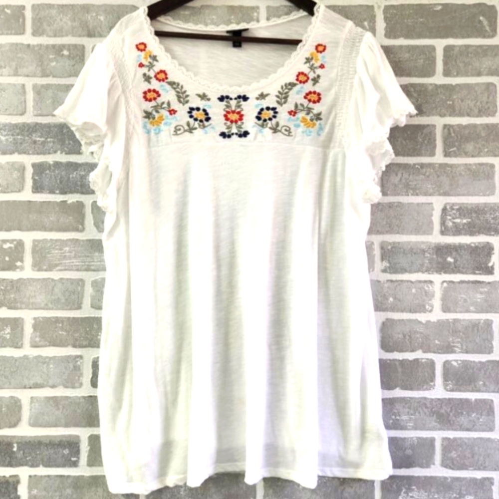 Floral white T-shirt torrid